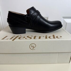 LIFE STRIDE Black Ankle Boots with Buckle and Chunky Heel/size 6